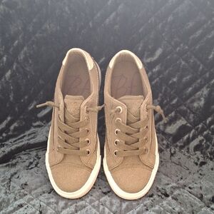 Stylish Women's Sneakers in Olive Green